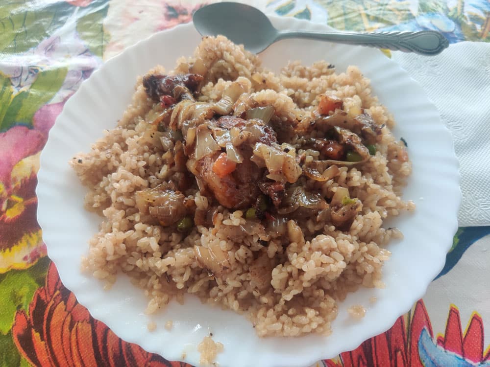 Um prato de arroz e frango típico do Tarrafal, na Ilha de Santiago. Que delícia!