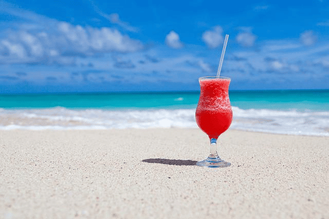 De muitos lugares possíveis - um cocktail na praia