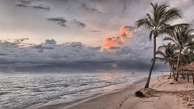 Viagens dos nómadas digitais muitas vezes levam-nos(as) a destinos tropicais e de sonho