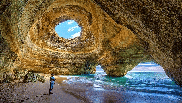 Grutas de Benagil, no Algarve, em Portugal 