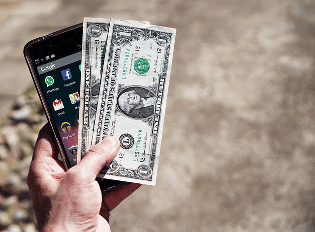Ganhar dinheiro através do telemóvel: smartphone, dinheiro, notas