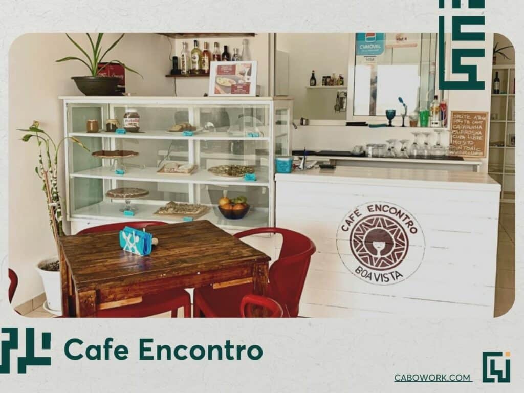 O Café Encontro é luminoso e espaçoso, e está a alguns segundos da praia. Crédito: Cafe Encontro