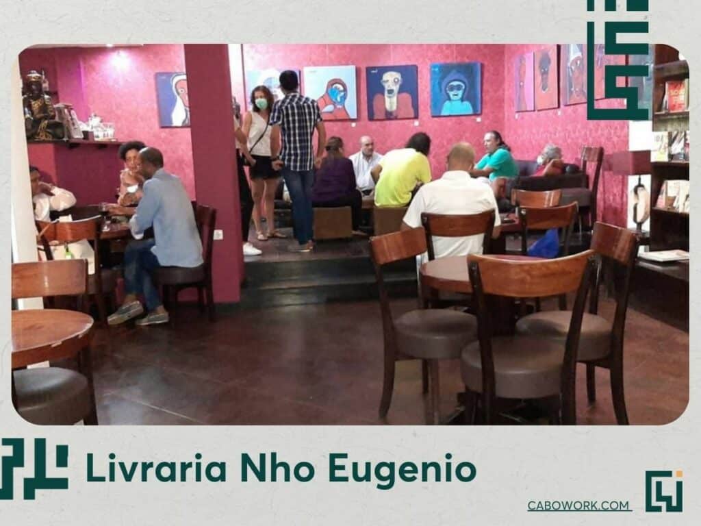 Estantes e quadros forram as paredes deste café-livraria onde trabalhadores encontram concentração e cultura.