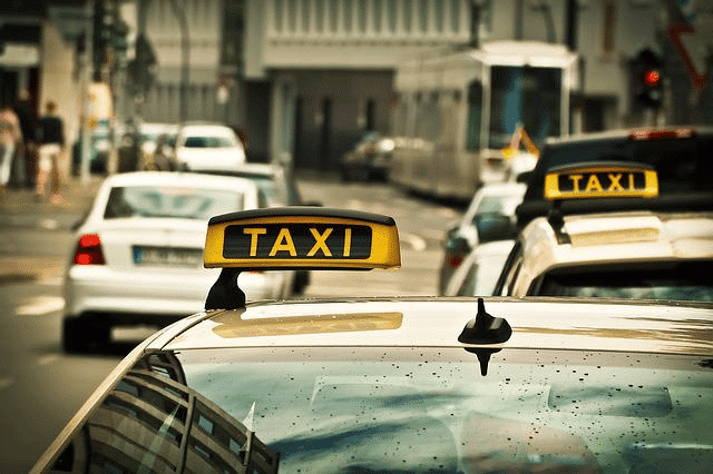 Táxis e carros na estrada