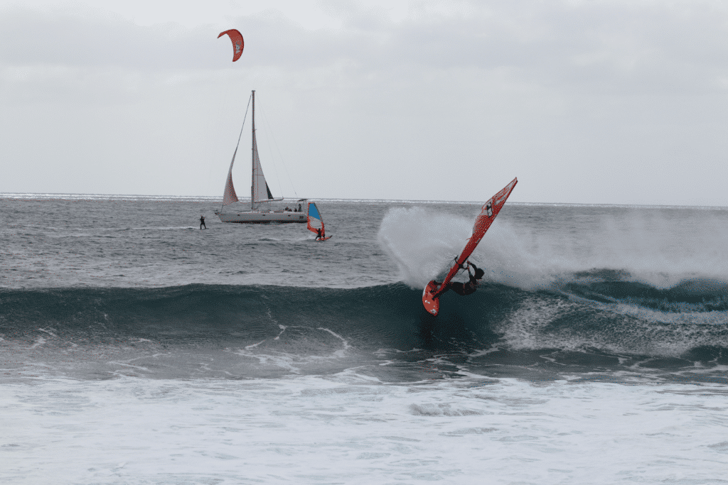 O Windsurf não é para os fracos de coração, mas é uma das mais populares atividades na água de Cabo Verde