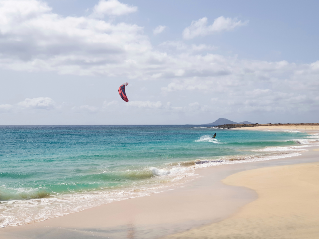 O mar em Santa maria: as condições climatéricas são perfeitas para praticantes e estreantes do desporto kitesurf.