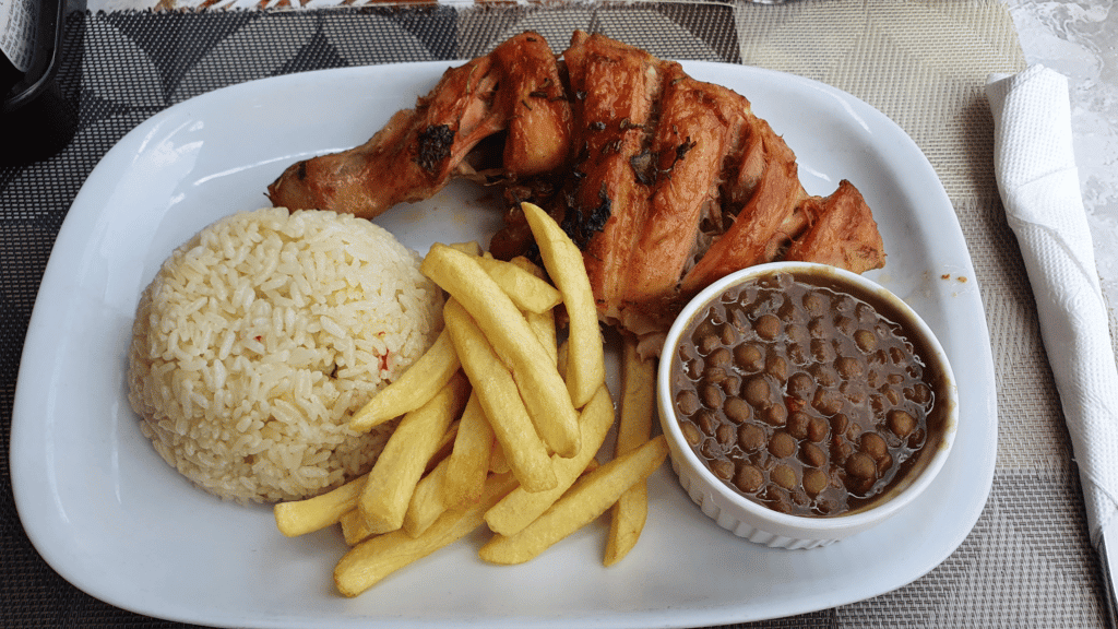 Comida Cabo-Verdiana: Uma refeição completa no Cam's deixa-te sem fome para o resto do dia.