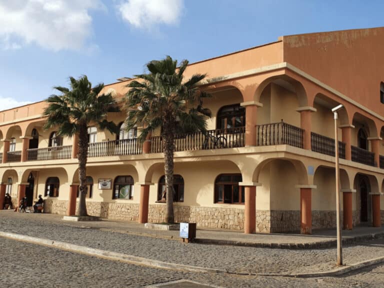 A vista do lado de fora do mercado de Santa Maria, Cabo Verde.