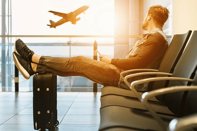 Aeroporto, avião, mala de viagem, destinos internacionais, viajantes