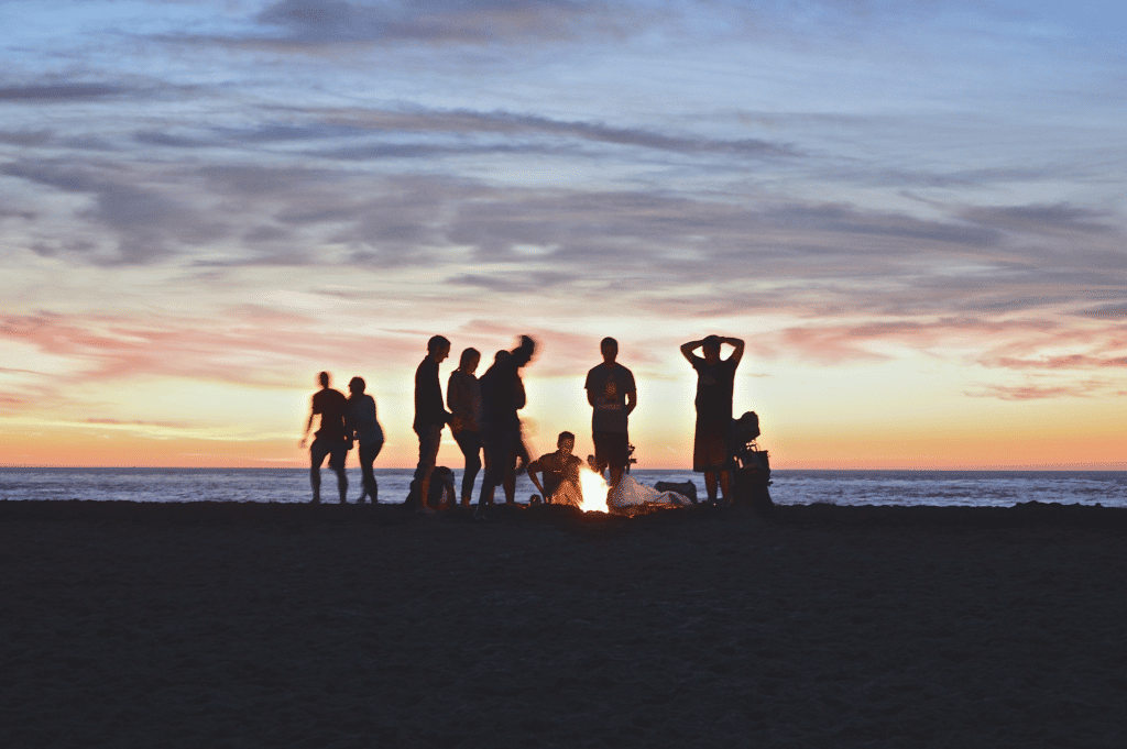 Jovens divertem-se junto à fogueira. 