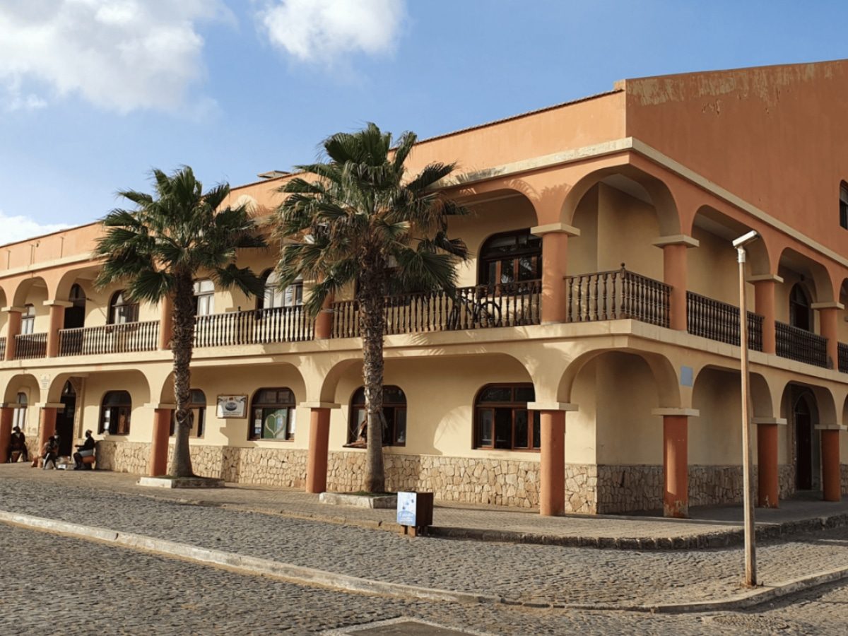 A vista do lado de fora do mercado de Santa Maria, Cabo Verde.